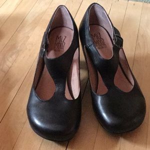 Mix Mooz Black 7.5 Trina 2 in heel t- strap pump